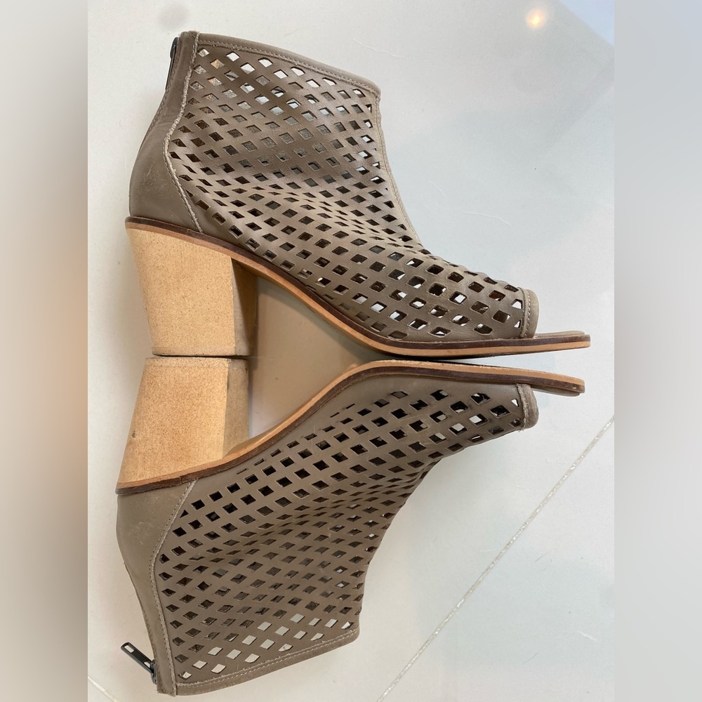 Kelsi Dagger Cut Out Back Zip Boot Size 8